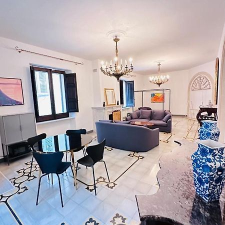 Elegante Appartamento Nel Cuore Del Barocco เลชเช ภายนอก รูปภาพ