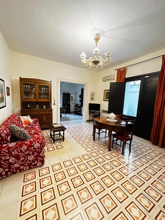 Elegante Appartamento Nel Cuore Del Barocco เลชเช ภายนอก รูปภาพ