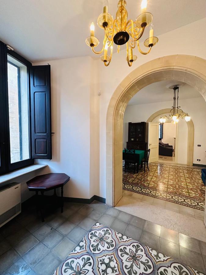 Elegante Appartamento Nel Cuore Del Barocco เลชเช ภายนอก รูปภาพ