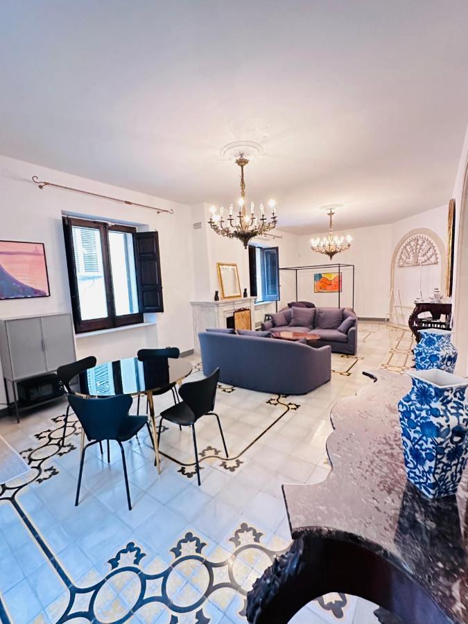 Elegante Appartamento Nel Cuore Del Barocco เลชเช ภายนอก รูปภาพ