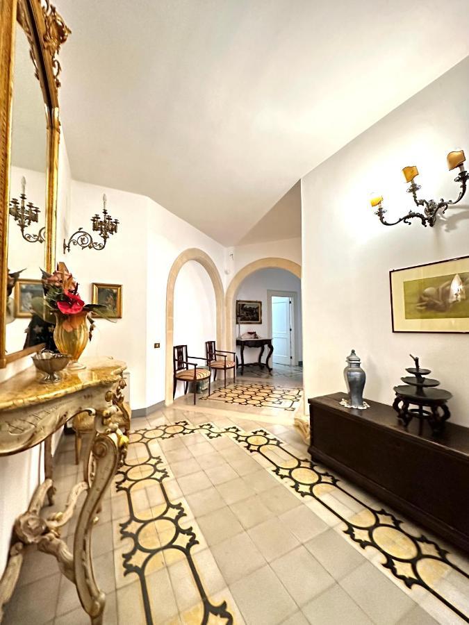 Elegante Appartamento Nel Cuore Del Barocco เลชเช ภายนอก รูปภาพ